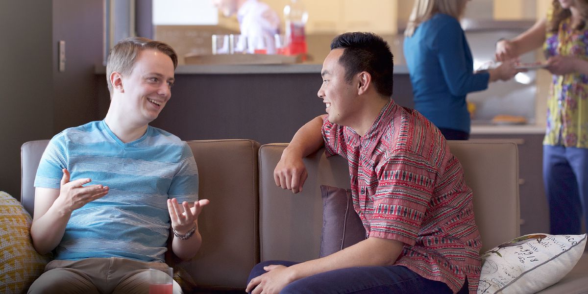 เด็ก​หนุ่ม 2 คน​นั่ง​คุย​กัน