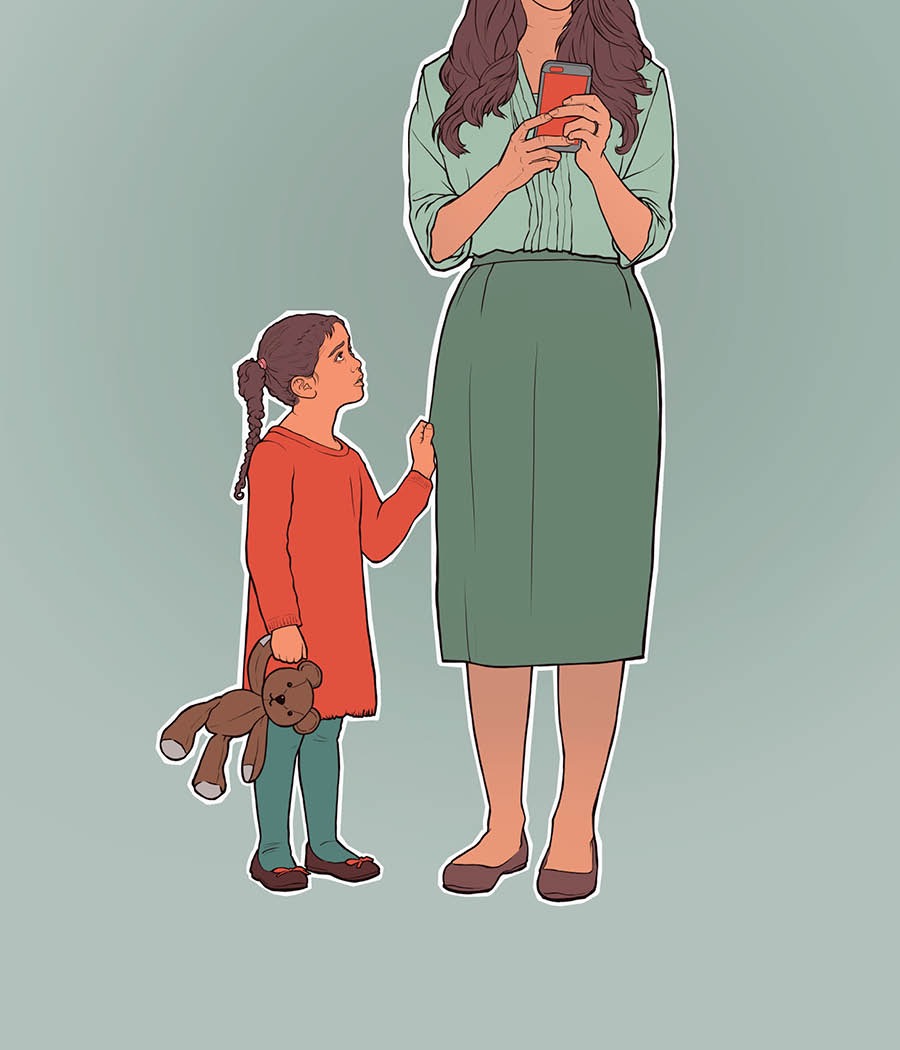 แม่​กำลัง​ดู​มือ​ถือ​ใน​ขณะ​ที่​ลูก​ตัว​น้อย​พยายาม​ทำ​ให้​แม่​สนใจ