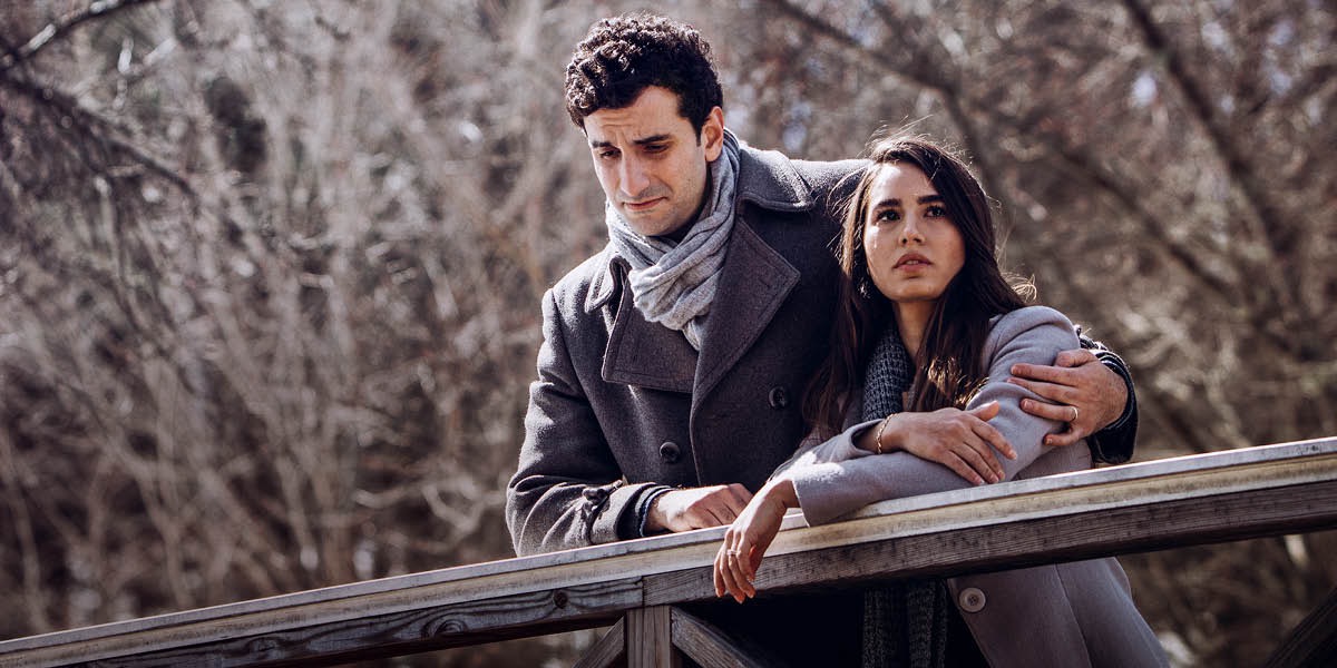 สามี​ภรรยา​คู่​หนึ่ง​กำลัง​โศก​เศร้า