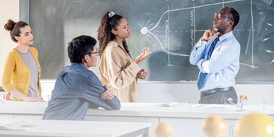 ครู​กับ​นัก​เรียน​คุย​กัน​ใน​ชั่วโมง​วิทยาศาสตร์