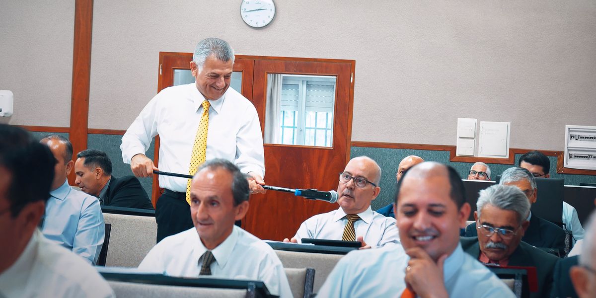 นัก​เรียน​คน​หนึ่ง​ใน​โรง​เรียน​ผู้​ดู​แล​กำลัง​ออก​ความ​คิด​เห็น