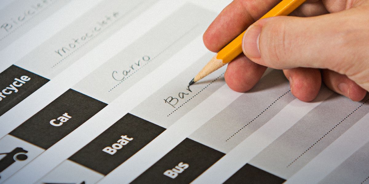 คน​หนึ่ง​กำลัง​ทำ​แบบ​ฝึก​หัด​คำ​ศัพท์