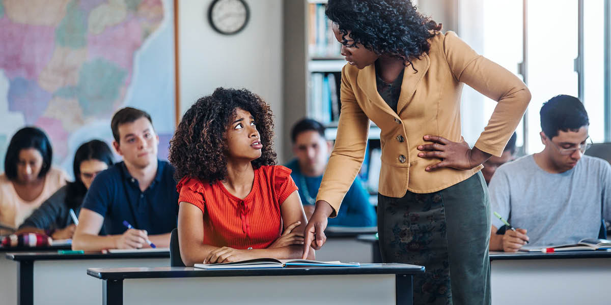 ครู​คน​หนึ่ง​กำลัง​ดุ​นัก​เรียน​ต่อ​หน้า​เพื่อน​ใน​ชั้น