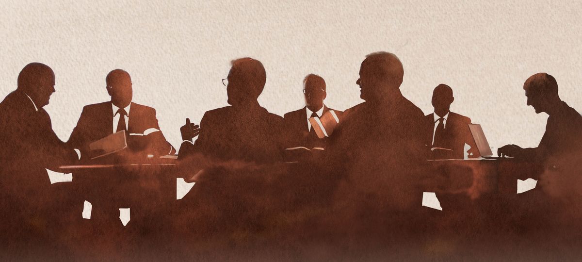 สมาชิก​คณะกรรมการ​ปก​ครอง​และ​ผู้​ช่วย​กำลัง​ประชุม​กัน