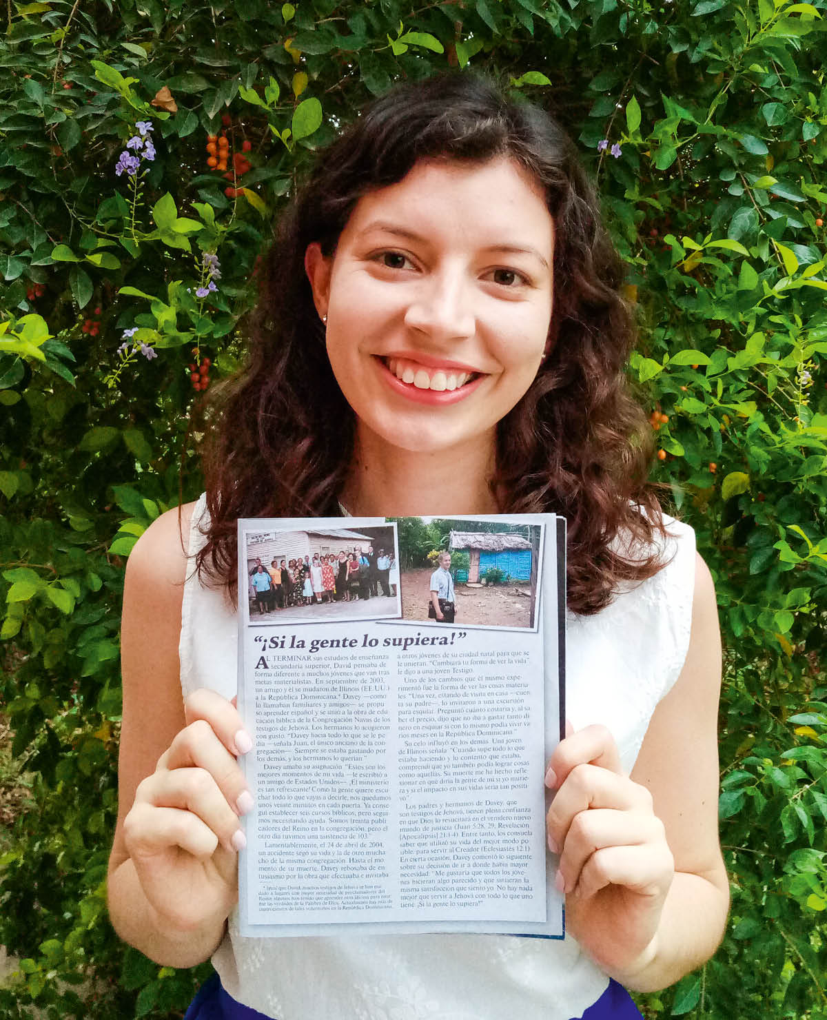 แอ๊บบี้​ถือ “ตื่นเถิด!” ที่​มี​บท​ความ​เกี่ยว​กับ​งาน​รับใช้​ของ​เดวี​ใน​สาธารณรัฐ​โดมินิกัน