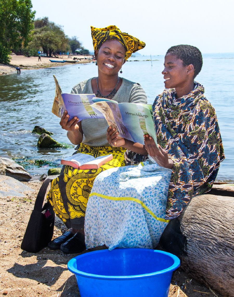 พี่​น้อง​หญิง​คน​หนึ่ง​ใช้​จุลสาร​ฟัง​พระเจ้า​แล้ว​จะ​มี​ชีวิต​ตลอด​ไป​ขณะ​ที่​นัก​ศึกษา​ใช้​จุลสาร​ฟัง​พระเจ้า