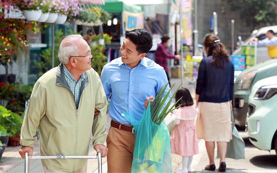 พี่​น้อง​ชาย​ที่​อายุ​น้อย​กว่า​พา​พี่​น้อง​สูง​อายุ​ไป​ซื้อ​ของ