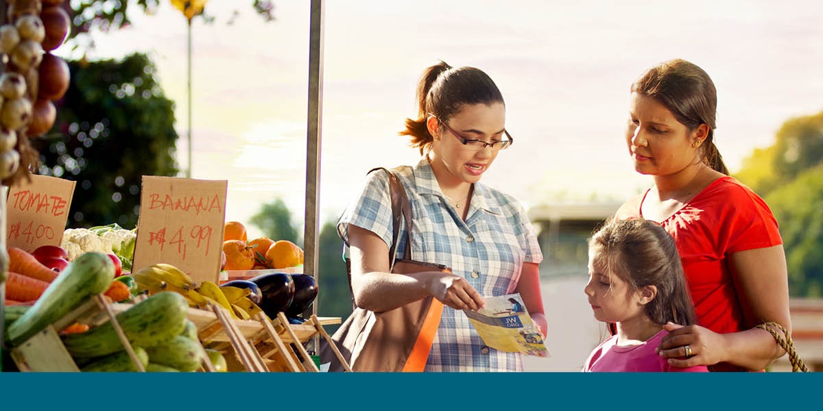 พี่​น้อง​หญิง​คน​หนึ่ง​ใน​เมือง​เซาเปาลู ประเทศ​บราซิล​ใช้​แผ่น​พับ​ช่วย​ผู้​หญิง​คน​หนึ่ง​และ​ลูก​สาว​ให้​เข้า​เว็บไซต์ jw.org