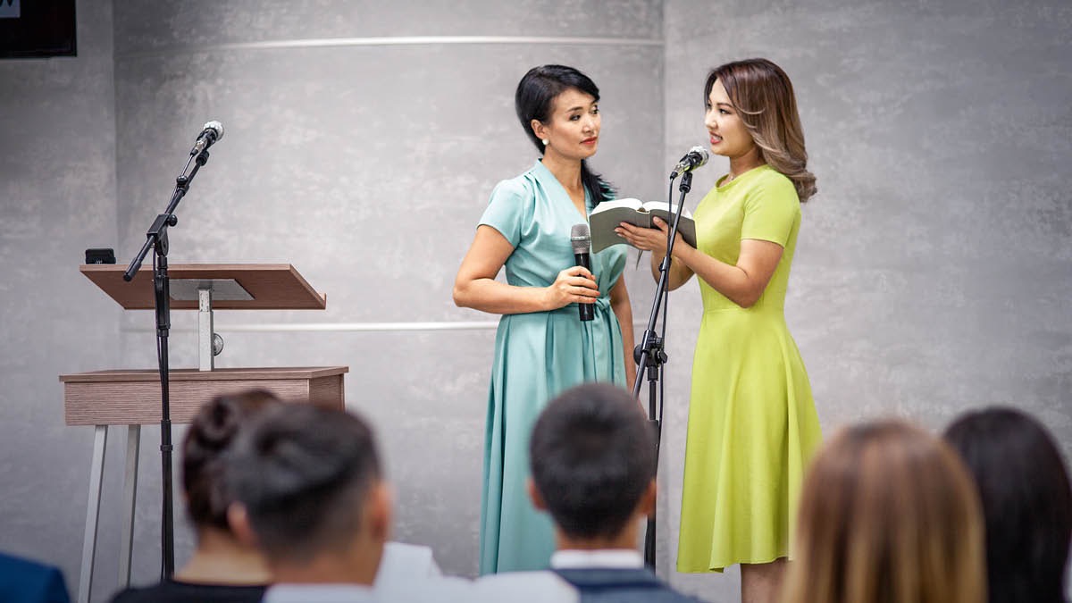 พี่​น้อง​หญิง​ทำ​ส่วน​นัก​เรียน​ใน​การ​ประชุม​กลาง​สัปดาห์