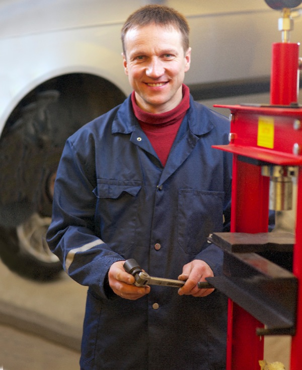 อีวาร์ส วีกูลิส ช่วย​ซ่อม​รถ​ที่​เบเธล