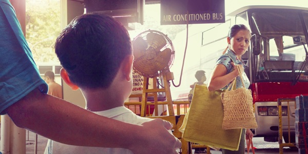 แมรี่​มอง​สามี​และ​ลูก​อย่าง​อาลัย​อาวรณ์​ตอน​ที่​เธอ​จาก​ไป