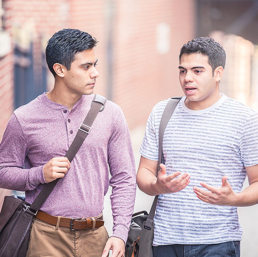 พี่​น้อง​ชาย​คน​หนึ่ง​ตั้งใจ​ฟัง​พี่​น้อง​ชาย​อีก​คน​หนึ่ง​พูด