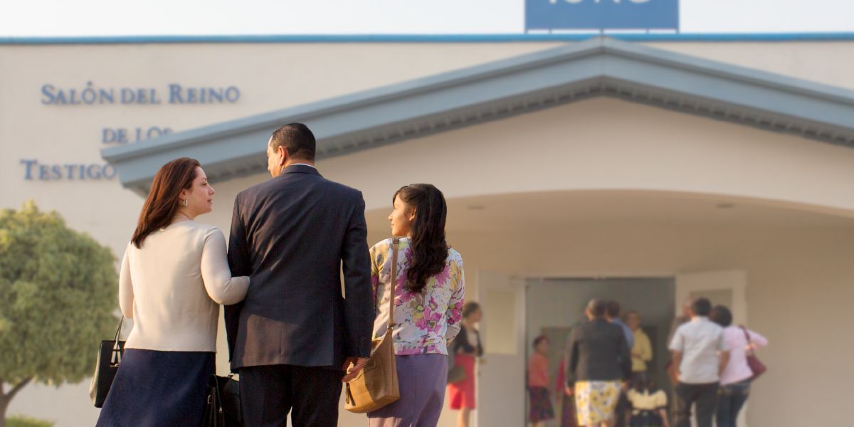 ครอบครัว​หนึ่ง​กำลัง​เดิน​เข้า​หอ​ประชุม