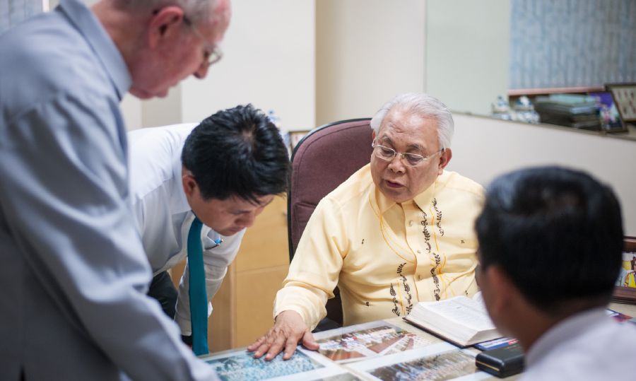 เฟลิกส์ ฟาจาร์โด​ให้​พี่​น้อง​ดู​รูป​ของ​เขา​ใน​ฟิลิปปินส์