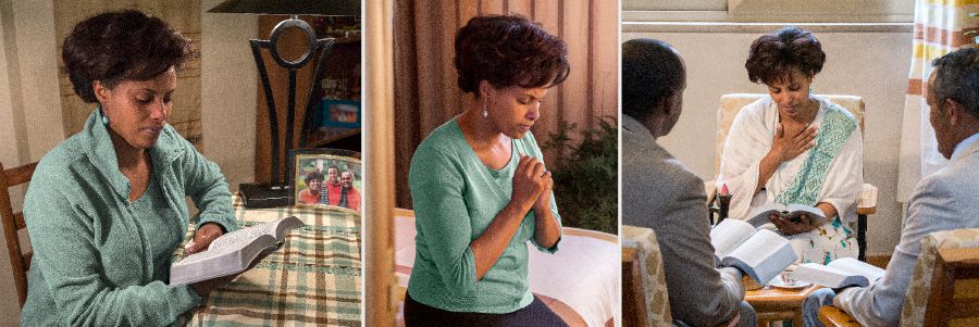 พี่​น้อง​หญิง​อ่าน​คัมภีร์​ไบเบิล อธิษฐาน และ​คุย​กับ​ผู้​ปกครอง​สอง​คน