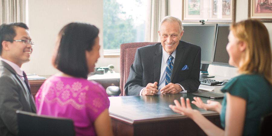 วิลเลียม แซมมูเอลสัน​คุย​กับ​นัก​เรียน​บาง​คน