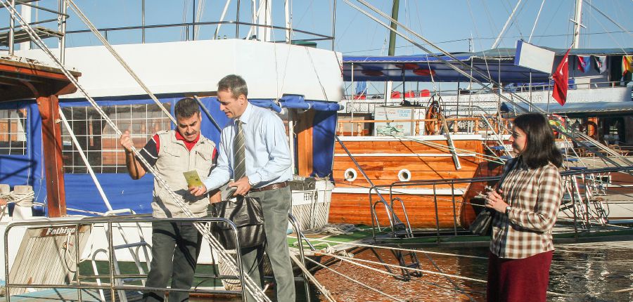 เฟเดริโก​ประกาศ​กับ​ผู้​ชาย​คน​หนึ่ง​ที่​ท่า​เรือ