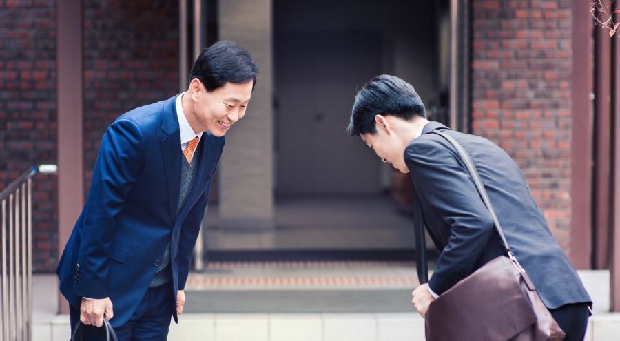 พี่​น้อง​ชาย​สอง​คน​ทักทาย​กัน​ด้วย​การ​โค้ง​คำนับ