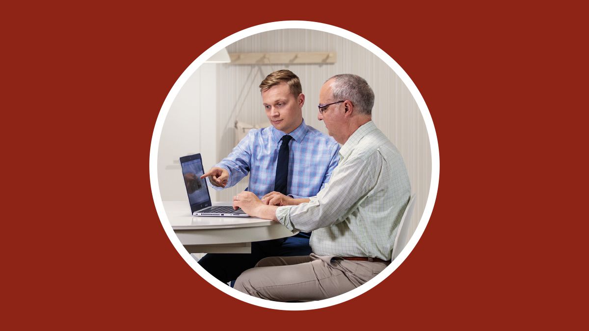 พี่​น้อง​ชาย​สอน​นัก​ศึกษา​เกี่ยว​กับ​วิธี​ใช้​อุปกรณ์​อิเล็กทรอนิกส์​หา​ข้อมูล