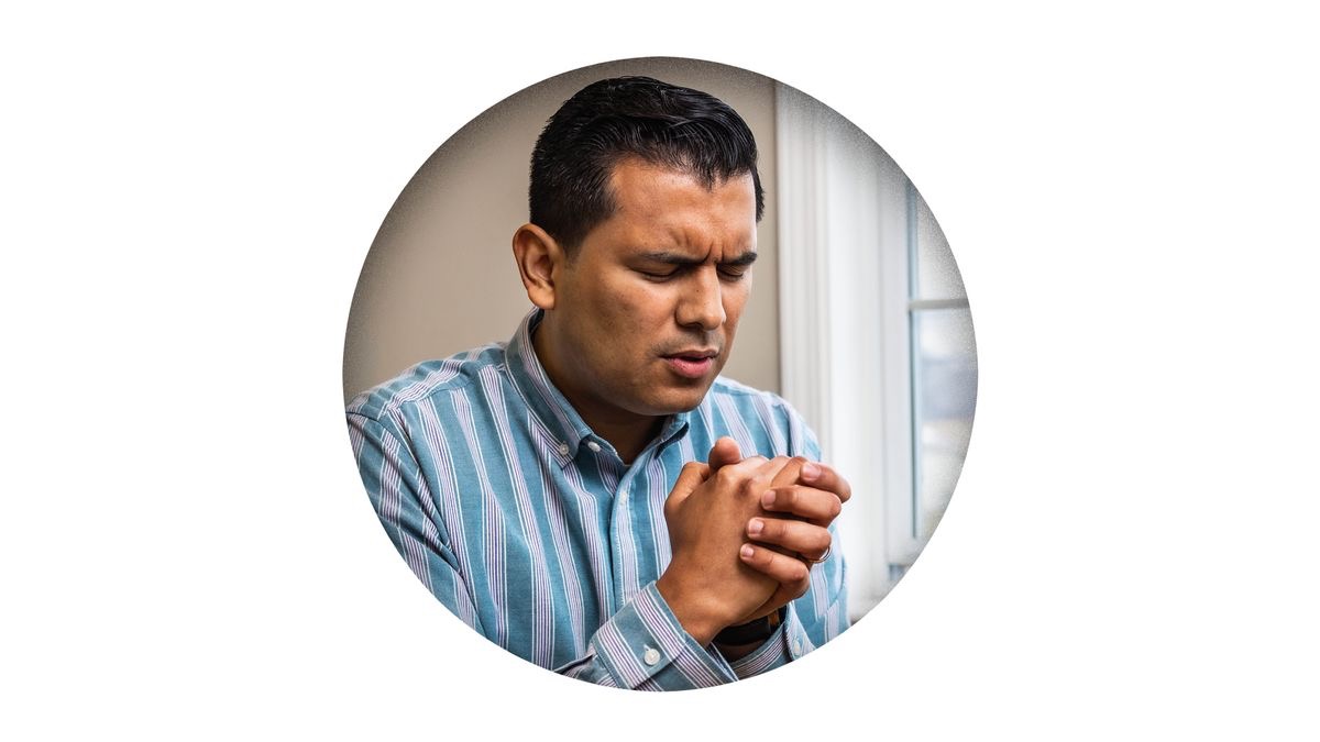 พี่​น้อง​ชาย​กำลัง​อธิษฐาน