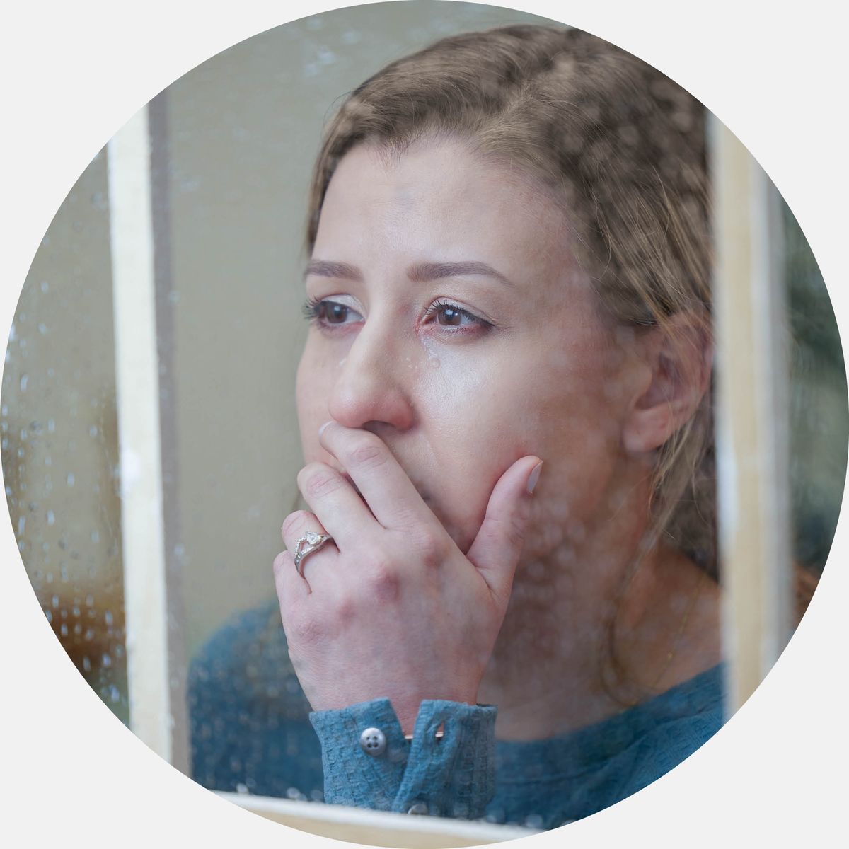 พี่​น้อง​หญิง​ที่​ดู​เศร้า​มอง​ไป​นอก​หน้าต่าง