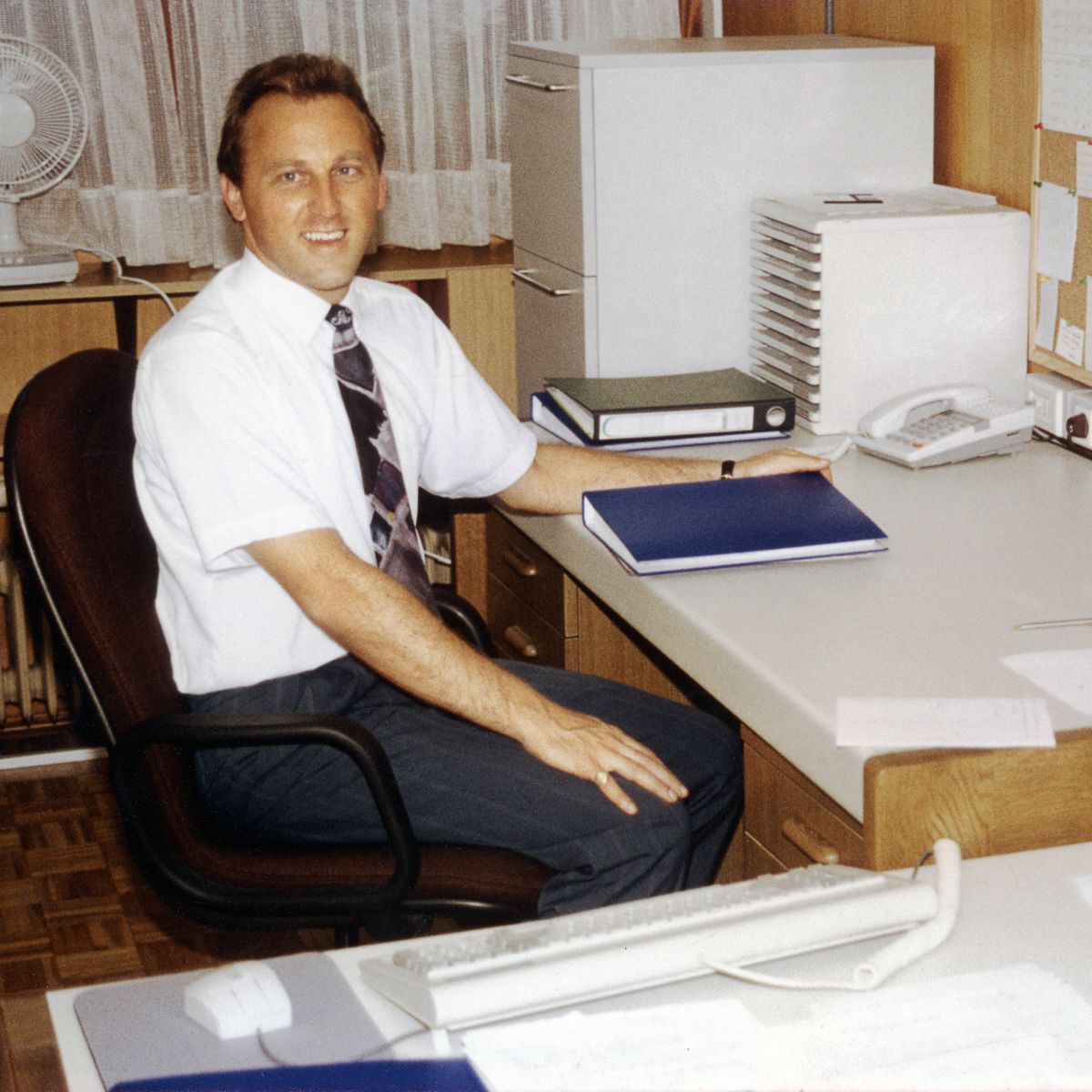 ฟรังโก​นั่ง​ที่​โต๊ะ​ทำ​งาน​ของ​เขา