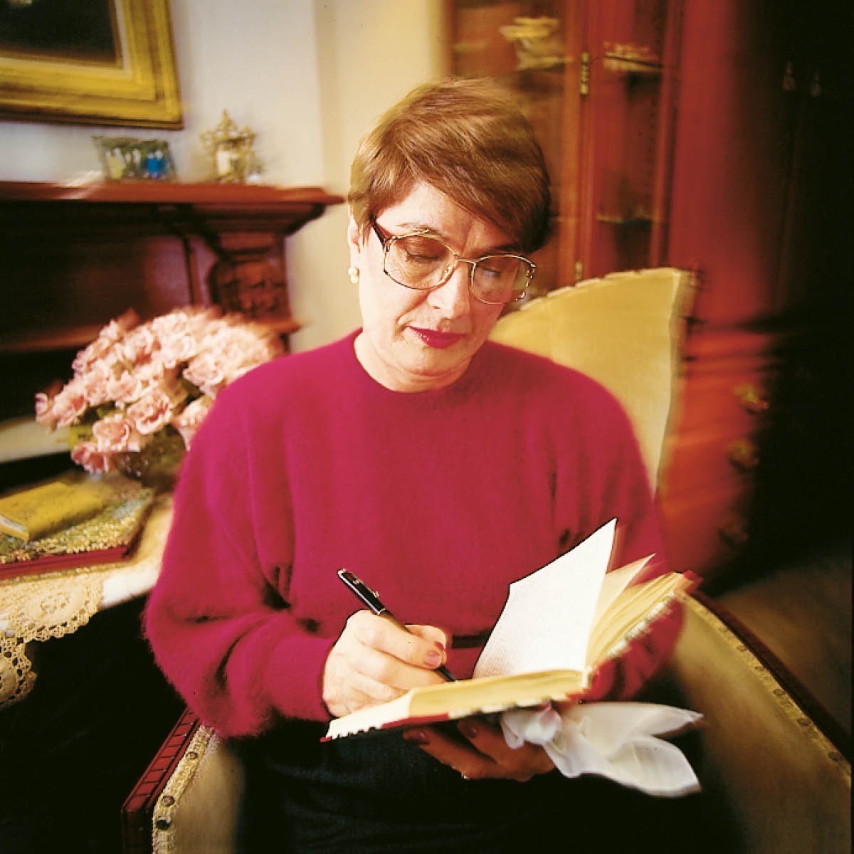 ผู้​หญิง​คน​หนึ่ง​ระบาย​ความ​โศก​เศร้า​ของ​เธอ​โดย​การ​เขียน​ออก​มา