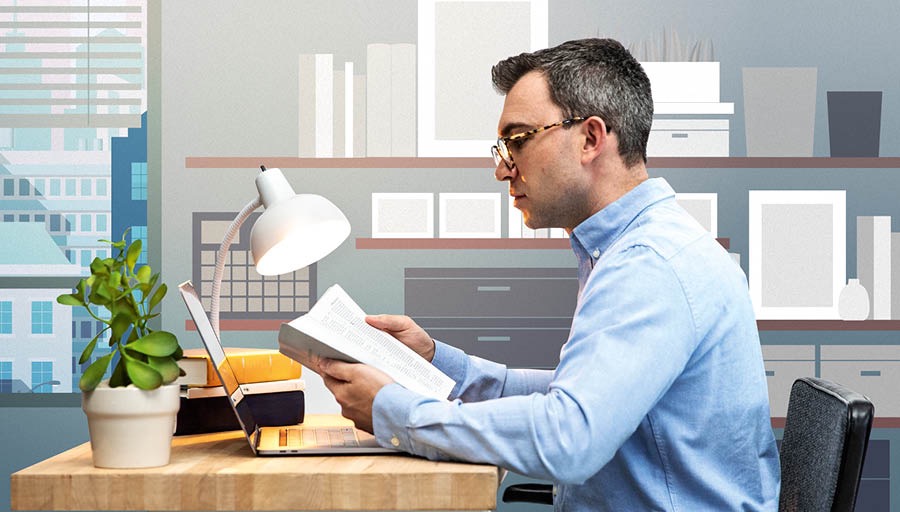 ชาย​คน​เดียว​กัน​อ่าน​พระ​คัมภีร์​และ​เปิด​คอมพิวเตอร์