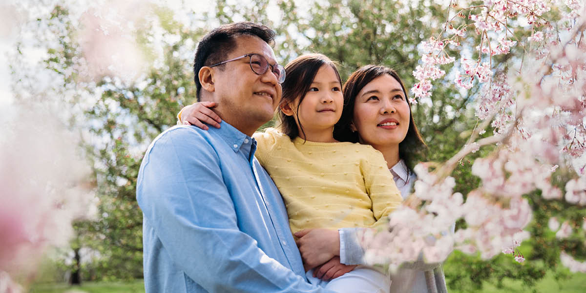 พ่อ​แม่​กับ​ลูก​สาว​ดู​ดอก​ซากุระ​ด้วย​กัน​อย่าง​มี​ความ​สุข