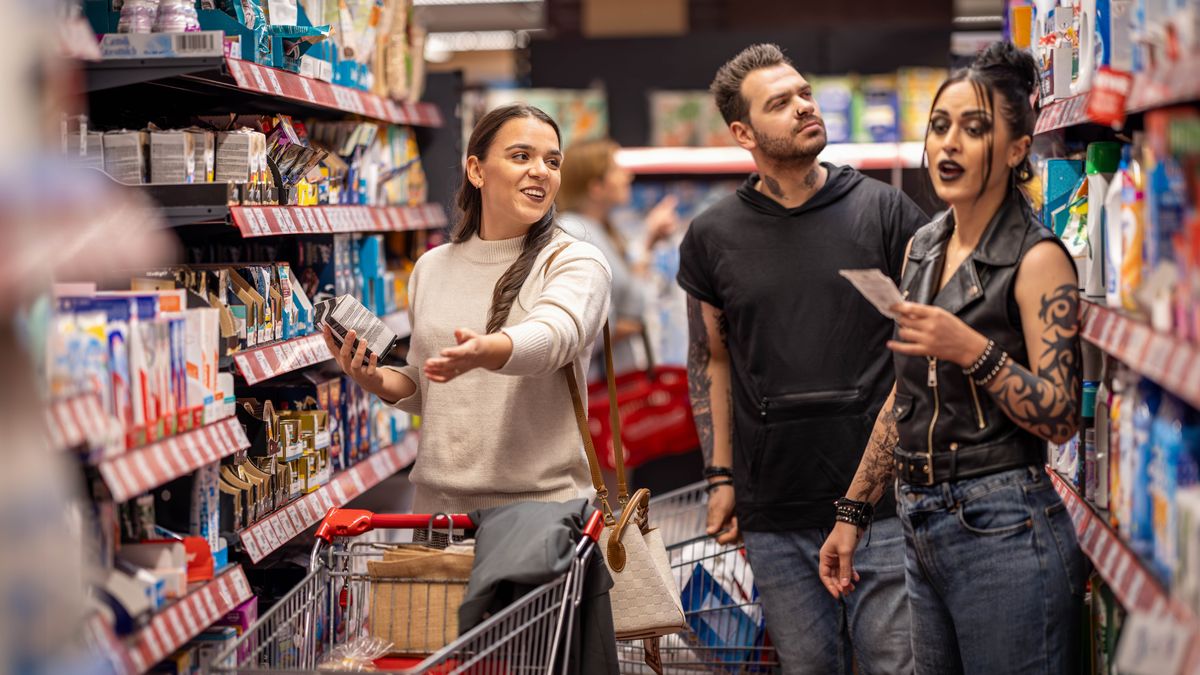 ผู้​หญิง​คน​หนึ่ง​ช่วย​สามี​ภรรยา​คู่​หนึ่ง​หา​ของ​ใน​ซูเปอร์มาร์เก็ต เธอ​มี​น้ำใจ​กับ​พวก​เขา​ถึง​แม้​พวก​เขา​จะ​มี​รอย​สัก​และ​แต่ง​ตัว​เหมือน​เป็น​พวก​หัวรุนแรง