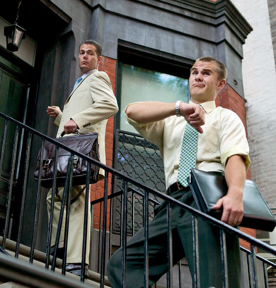 ሓደ ሓው ኣብ ኣገልግሎት ከሎ ትዕግስቱ ወዲኡ ሰዓቱ ይርኢ። መገላግልቱ ቝሊሕ ኢሉ ይጥምቶ።