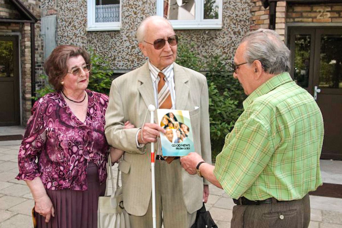 ሓደ ዓይነ ስዉር ሓው ምስ ሰበይቱ የገልግሉ