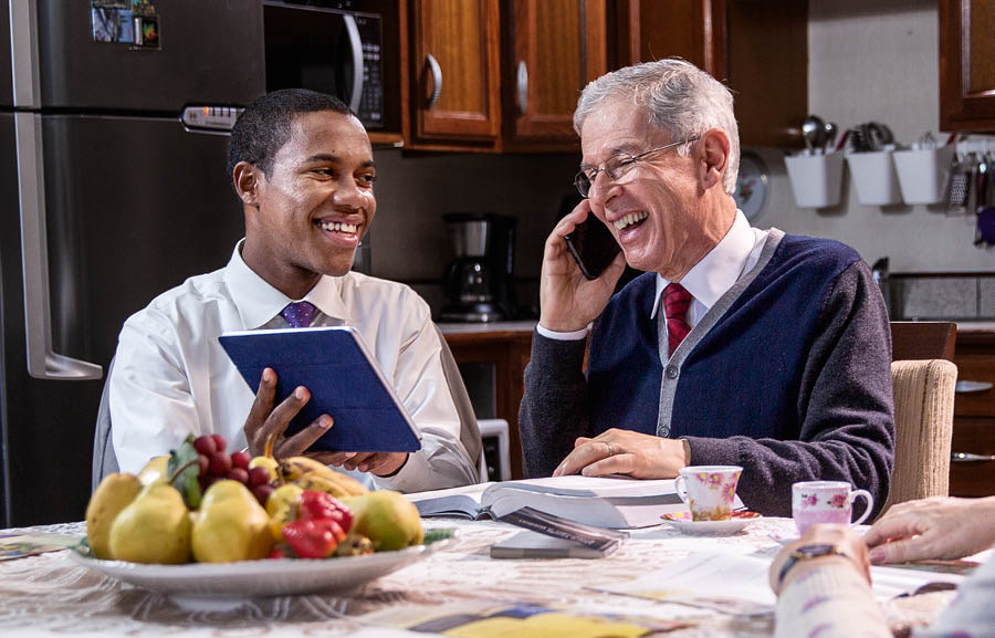 እቲ መንእሰይ ነቲ ብዕድመ ዝደፍአ ሓው፡ ብተሌፎን ኪዛረብ ከሎ ይሕግዞ።