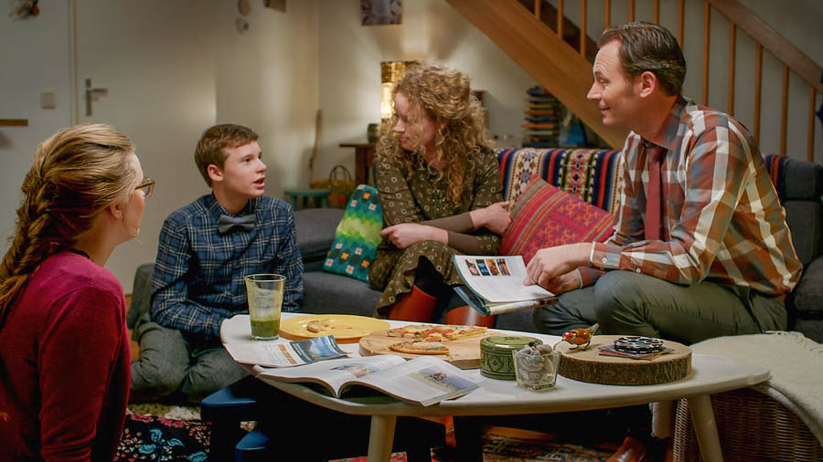 ካብታ ‘ኣብ ስድራ ቤትካ ዘይተቋርጽ ፍቕሪ ኣርኢ’ ዘርእስታ ቪድዮ እተወስደ። ኣባላት ስድራ ቤት ብዛዕባ እቲ ኣብ ኣኼባ ዝተንከዮም ነጥብታት፡ ጠዓሞት እናበልዑ ይመያየጡ።