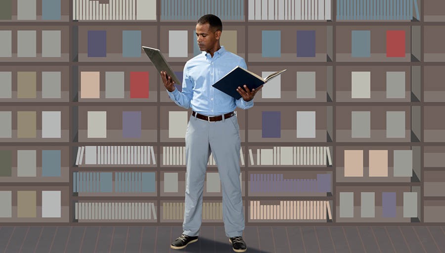 እቲ ሰብኣይ እቲ፡ ካብቲ ኸብሒ ንዝሓረያ ሓንቲ መጽሓፍ ሒዙ፡ ምስቲ ኣብ ኤለክትሮኒካዊ መሳርሒ ዝረኸቦ ሓበሬታ የነጻጽር