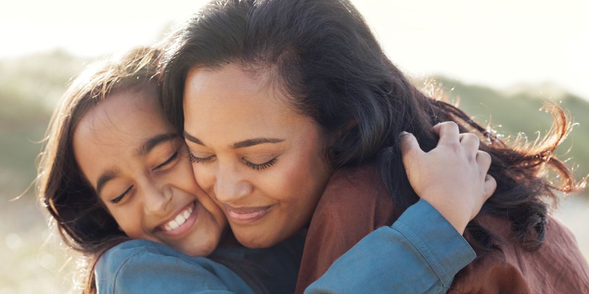 Ejesi gyzyny bagryna basýar.