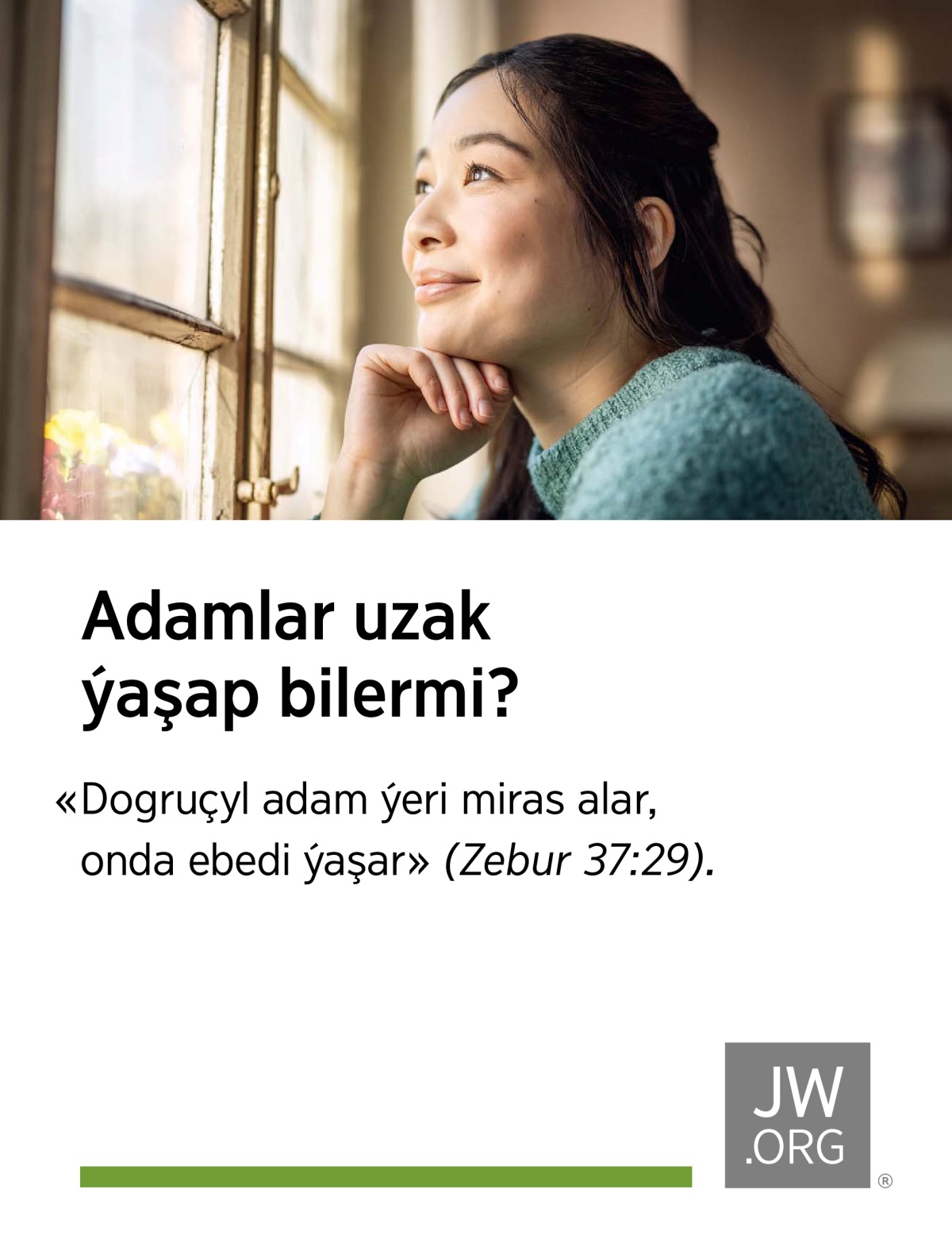 Bir aýal ýylgyryp penjireden daşary seredýär.