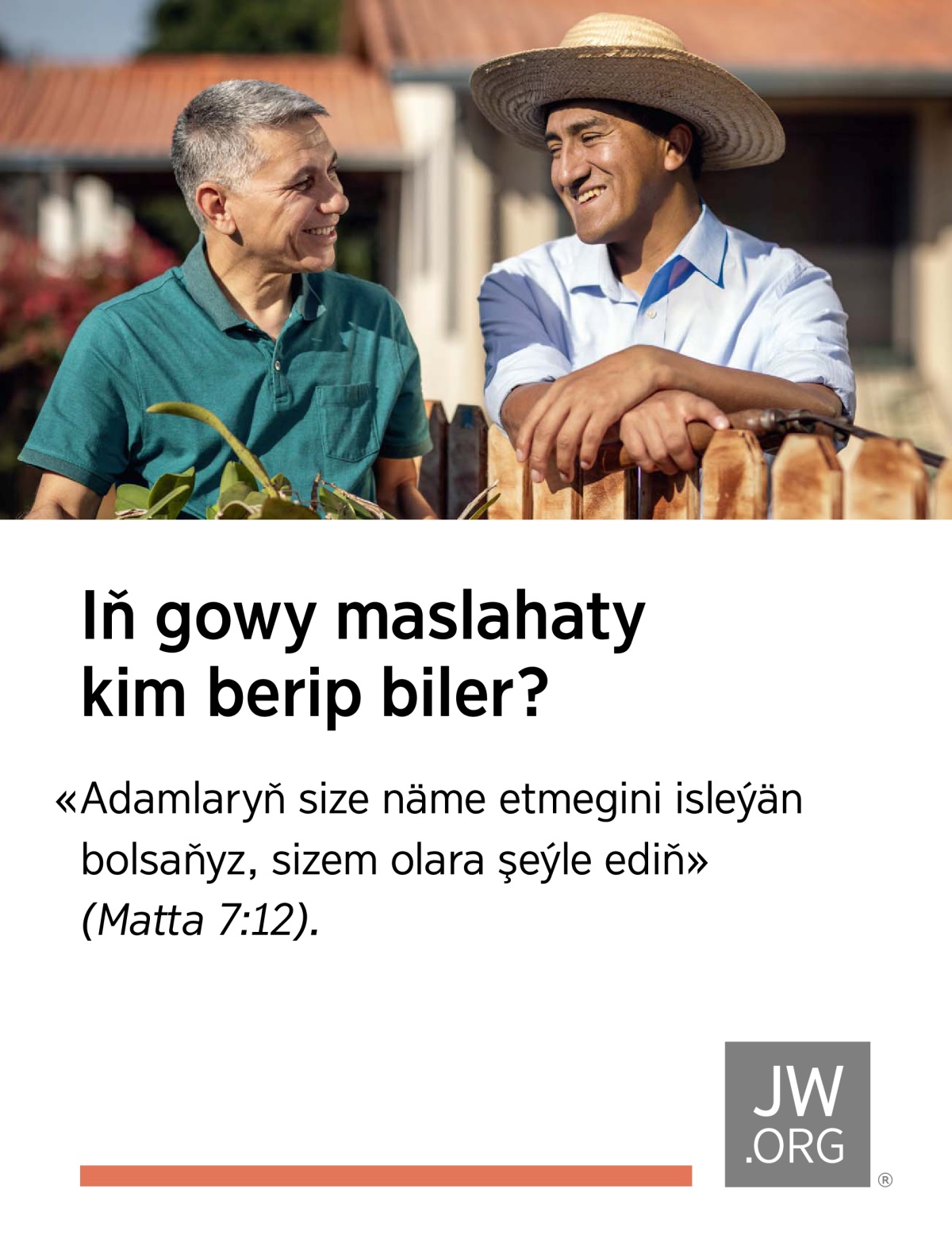 Iki goňşy haýadyň ýanynda ýylgyryp gepleşip dur.