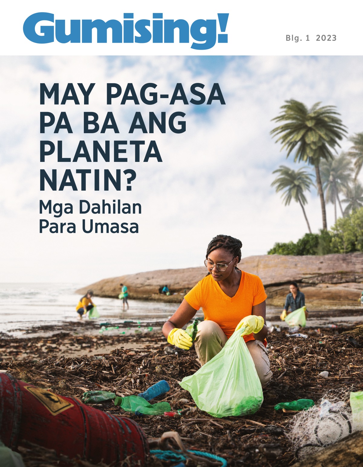 Mga taong namumulot ng basura sa dalampasigan.