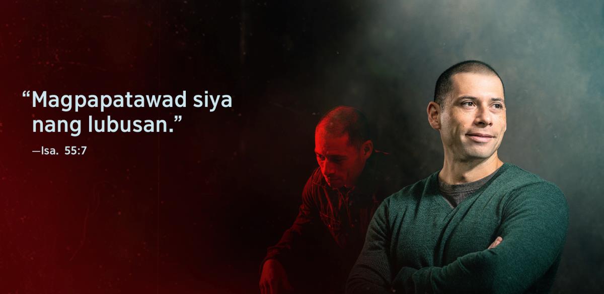 Ang mga salitang “Magpapatawad siya nang lubusan,” mula sa Isaias 55:7, ay makikita sa tabi ng isang brother. Sa likod, lumong-lumo siya at walang pag-asa. Sa harap, masaya na siya at panatag.