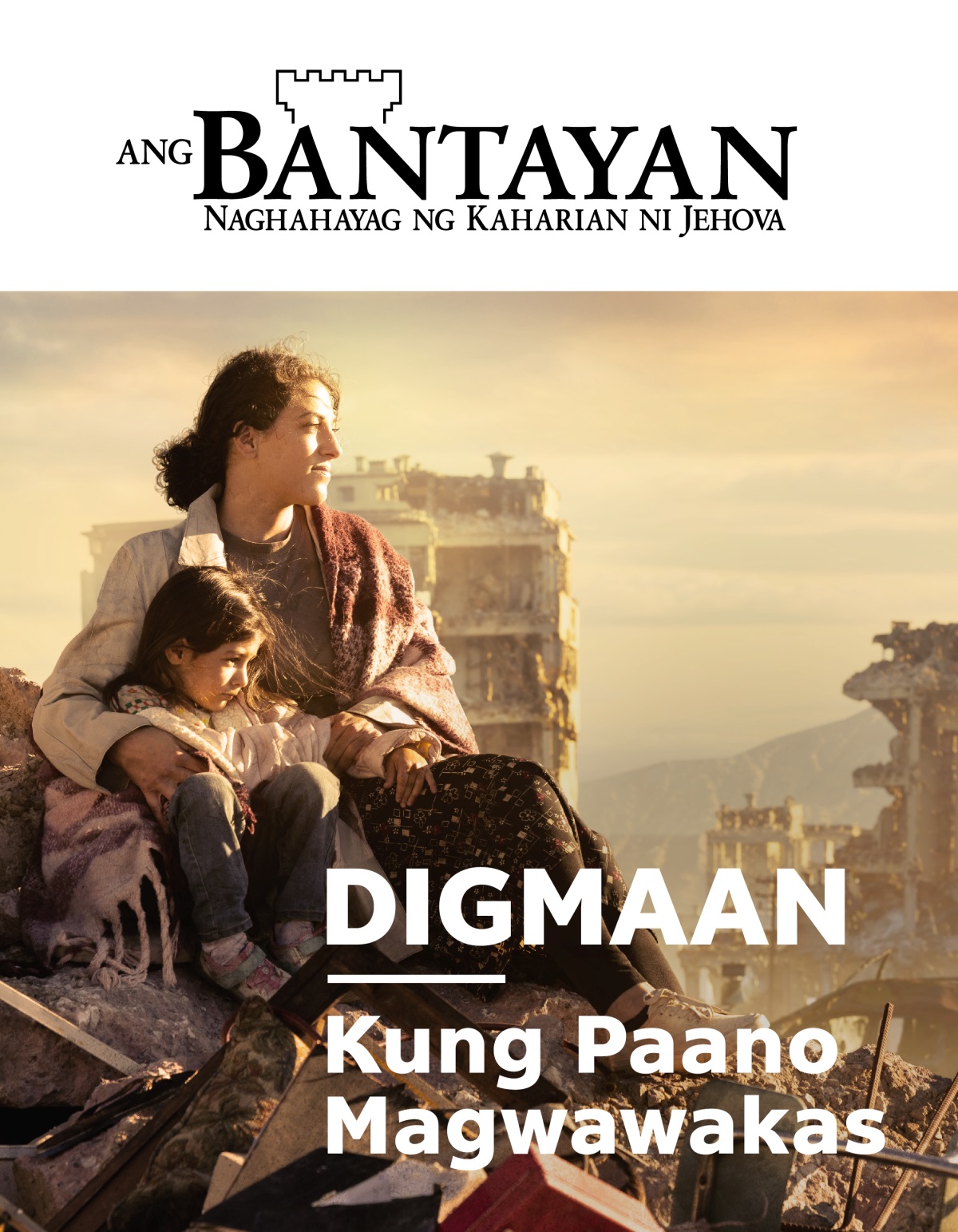 Babae na yakap ang anak niyang babae habang nakaupo sila sa mga guho ng lunsod na nasira ng digmaan. May sira-sirang gusali sa paligid nila.