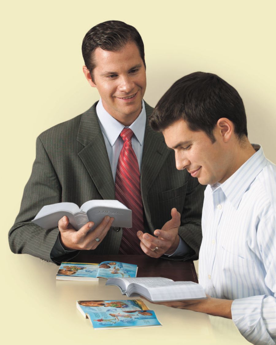 Un testigo de Jehová estudia la Biblia con un hombre