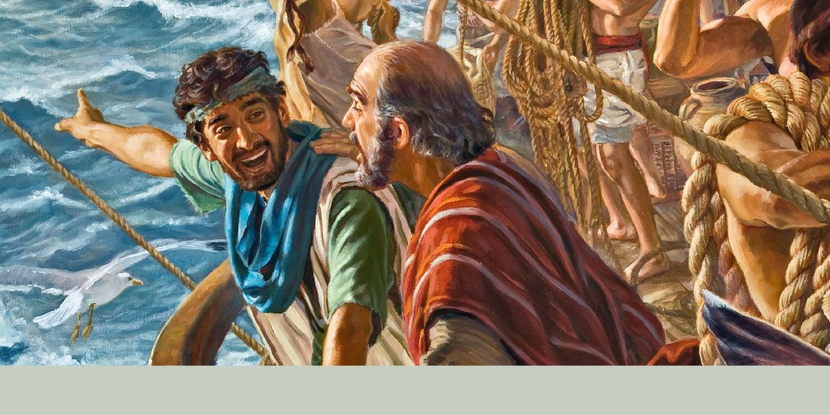El apóstol Pablo y Timoteo en la cubierta de un barco. Timoteo señalando algo a la distancia mientras los marineros están trabajando.