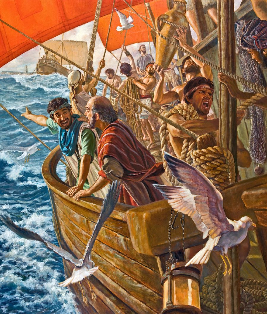 El apóstol Pablo y Timoteo en la cubierta de un barco. Timoteo señalando algo a la distancia mientras los marineros están trabajando.