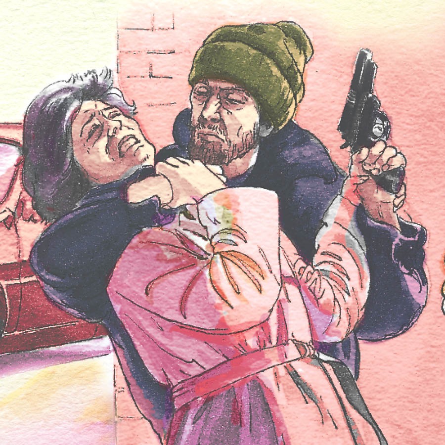 Un hombre agarra a una mujer a punta de pistola