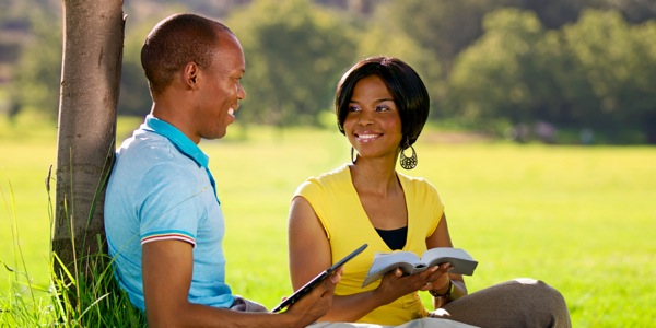 Un matrimonio estudiando la Biblia juntos