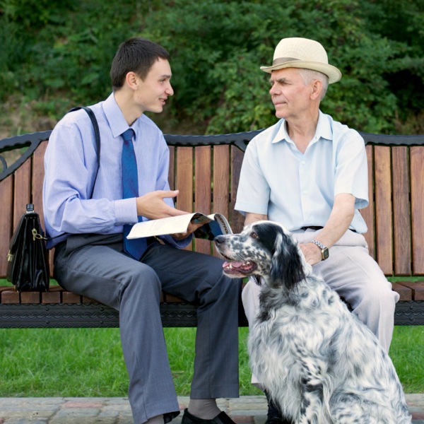 Un testigo de Jehová predicando en un parque