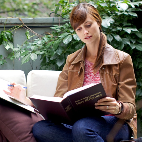 Una precursora estudiando la Biblia
