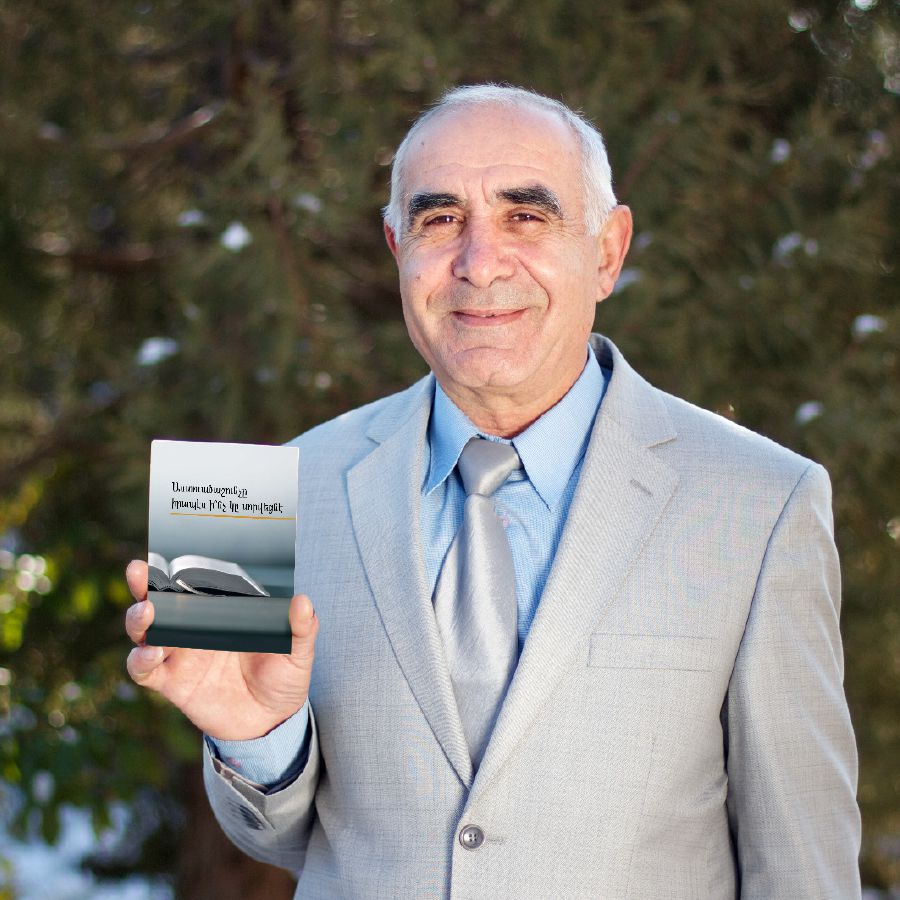Un hombre en Armenia muestra un libro publicado por los testigos de Jehová