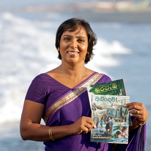 Una señora de Sri Lanka muestra las revistas publicadas por los testigos de Jehová